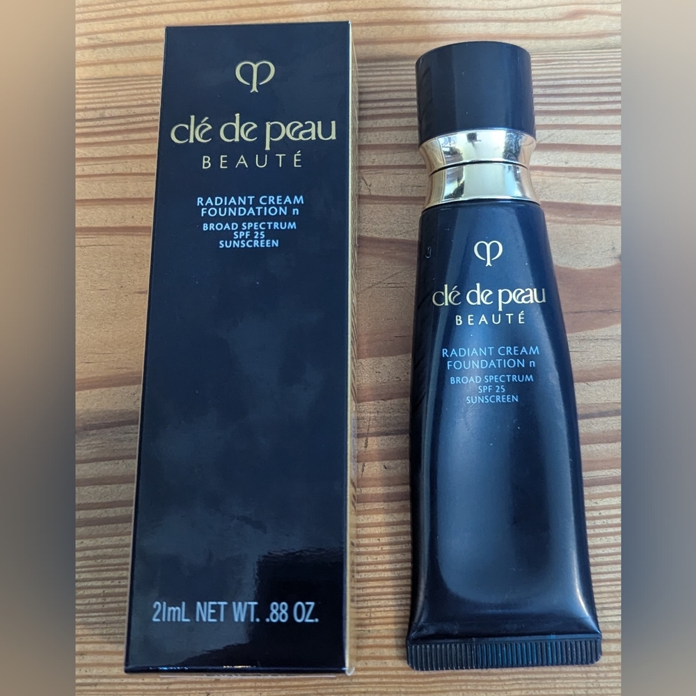 Cle de Peau Beaute Radiant Cream Foundation SPF 25 in 020 Light Medium Ocher